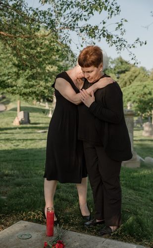 dos mujeres en el cementerio