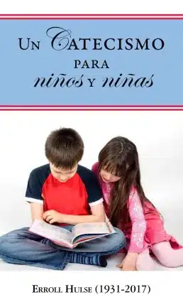 Un niño y una niña leyendo un libro