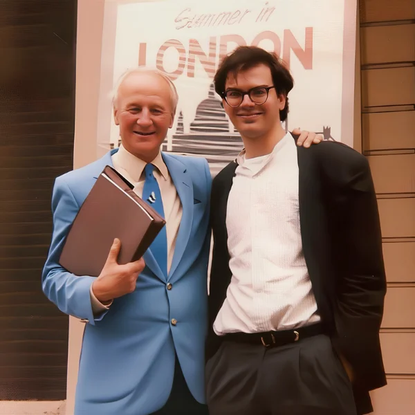 José de Segovia Barrón junto a John Stott en Londres en 1982 durante su estancia en el Instituto de Londres para el Cristianismo Contemporáneo.